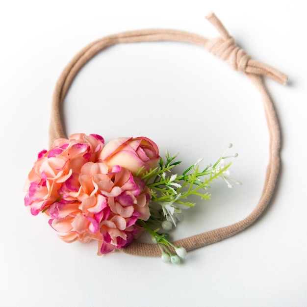 Haftowane kwiaty w obręczy